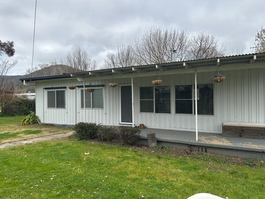 5 GILMORE ST, ADELONG, NSW 2729