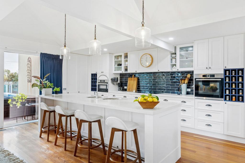 8 Barossa Ct, Mount Martha, VIC 3934