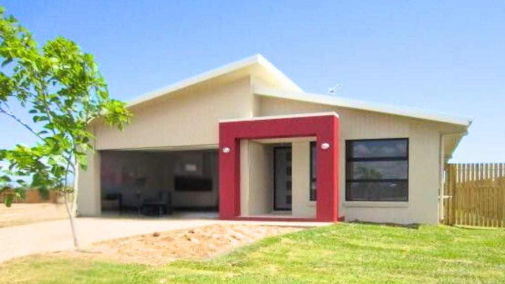 25 Orangeberry Cct, Mount Low, QLD 4818