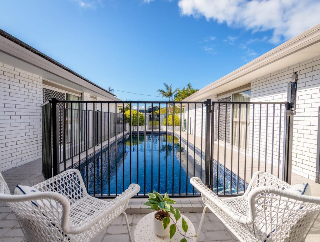 38 Park Ave, Broadbeach Waters, QLD 4218