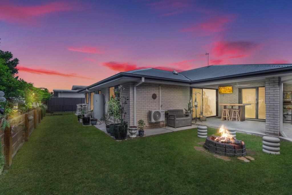 8 Excalibur Cres, Southside, QLD 4570