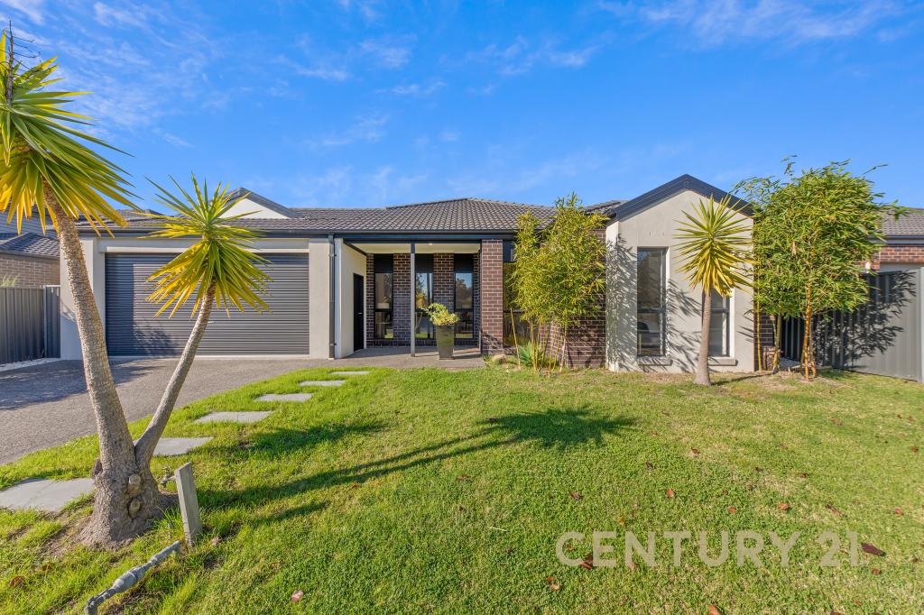 16 Greenway Dr, Pakenham, VIC 3810