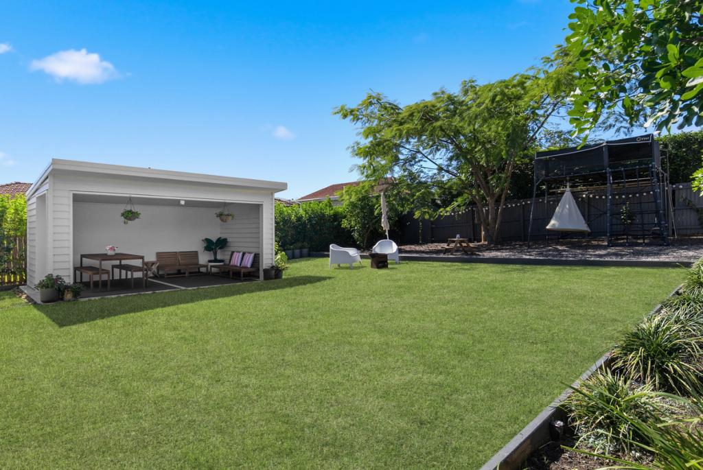 34 Newcastle St, Fairfield, QLD 4103