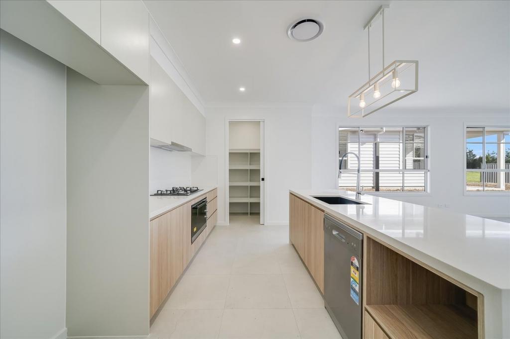 61 BRONZEWING ST, TAHMOOR, NSW 2573