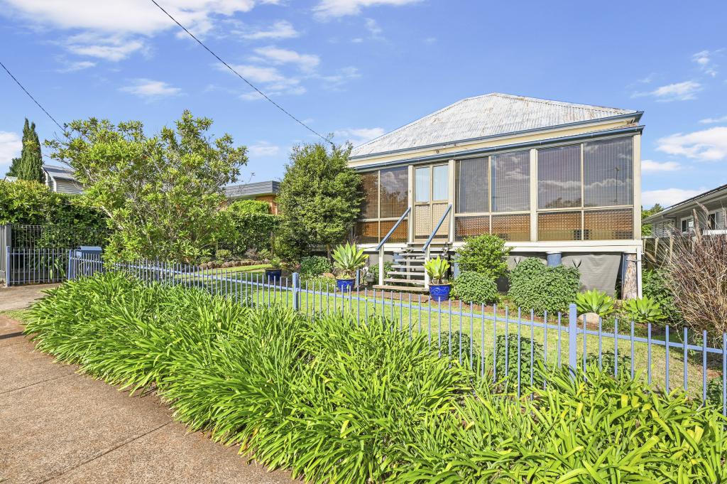 136 STUART ST, MOUNT LOFTY, QLD 4350