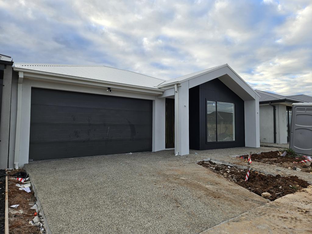 17 NECTARINE ST, THORNHILL PARK, VIC 3335
