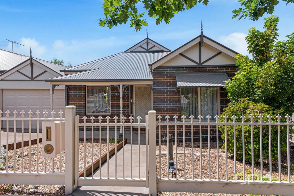 86 Oakview Pde, Caroline Springs, VIC 3023
