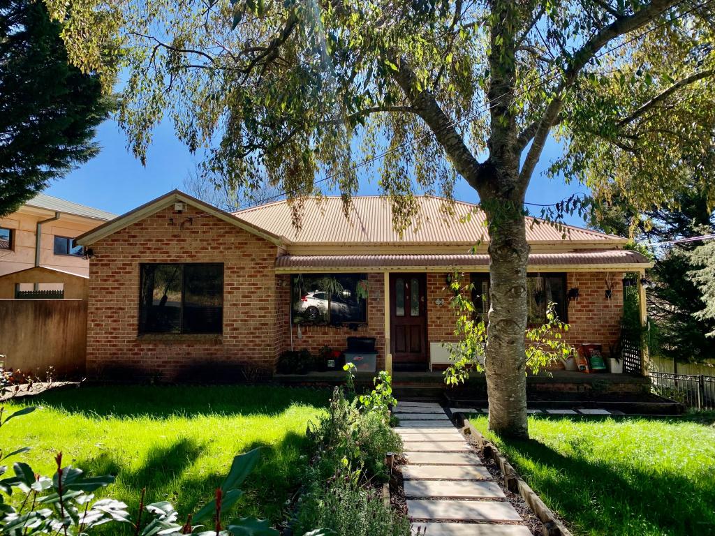 8 DENMAN PDE, LEURA, NSW 2780