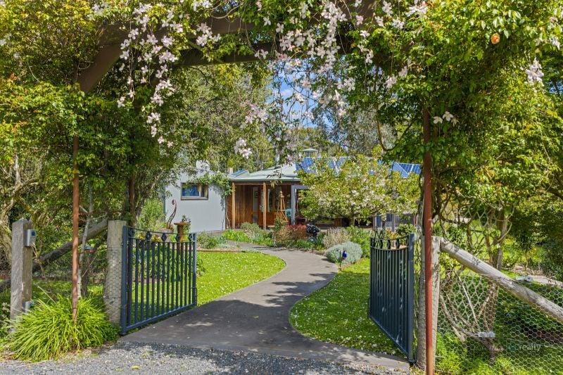 105 Nippards Trk, Woorarra West, VIC 3960