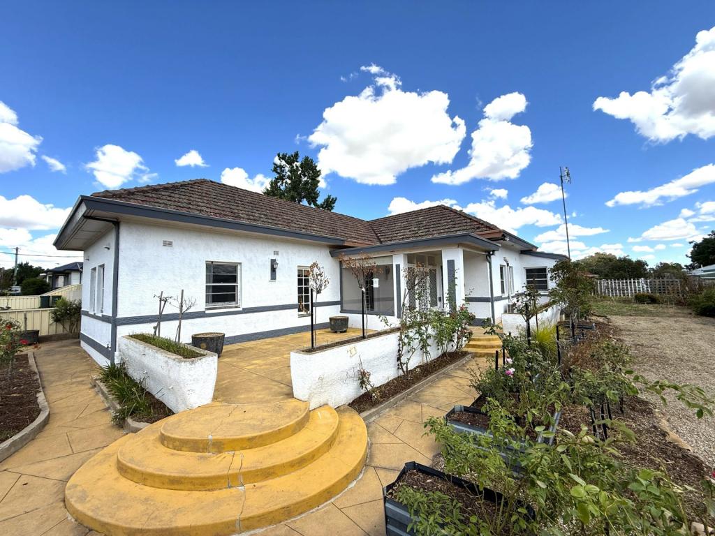 27 Thornhill St, Young, NSW 2594