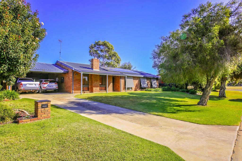 320 Jameson St, Deniliquin, NSW 2710