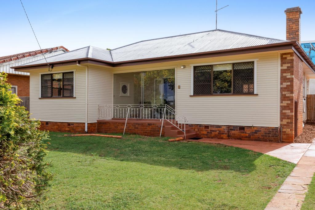 291 West St, Harristown, QLD 4350