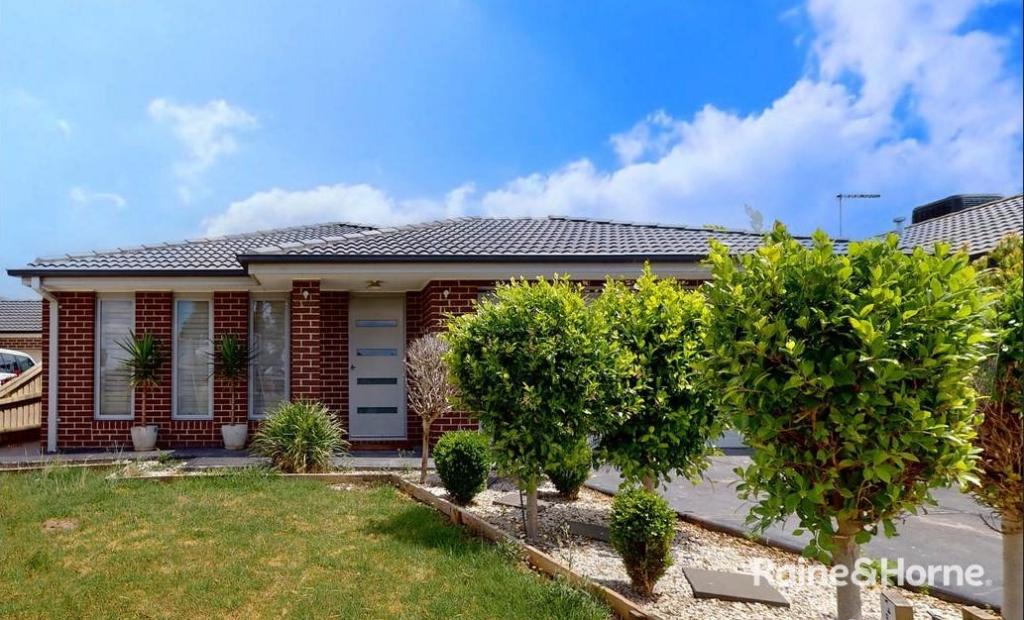 26 BALLYMENA CRES, CRANBOURNE EAST, VIC 3977