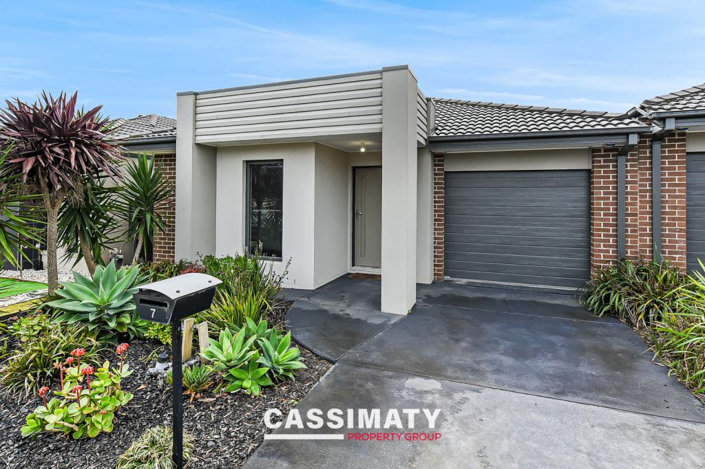 7 Camargue Cct, Clyde North, VIC 3978