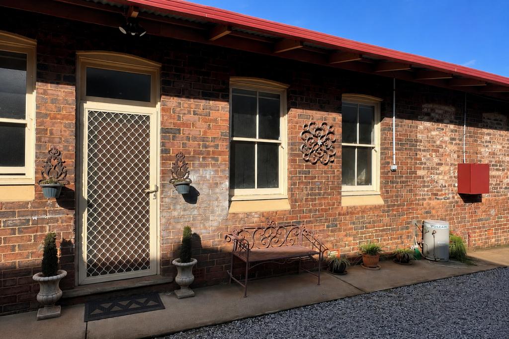 2/230 HOSKINS ST, TEMORA, NSW 2666