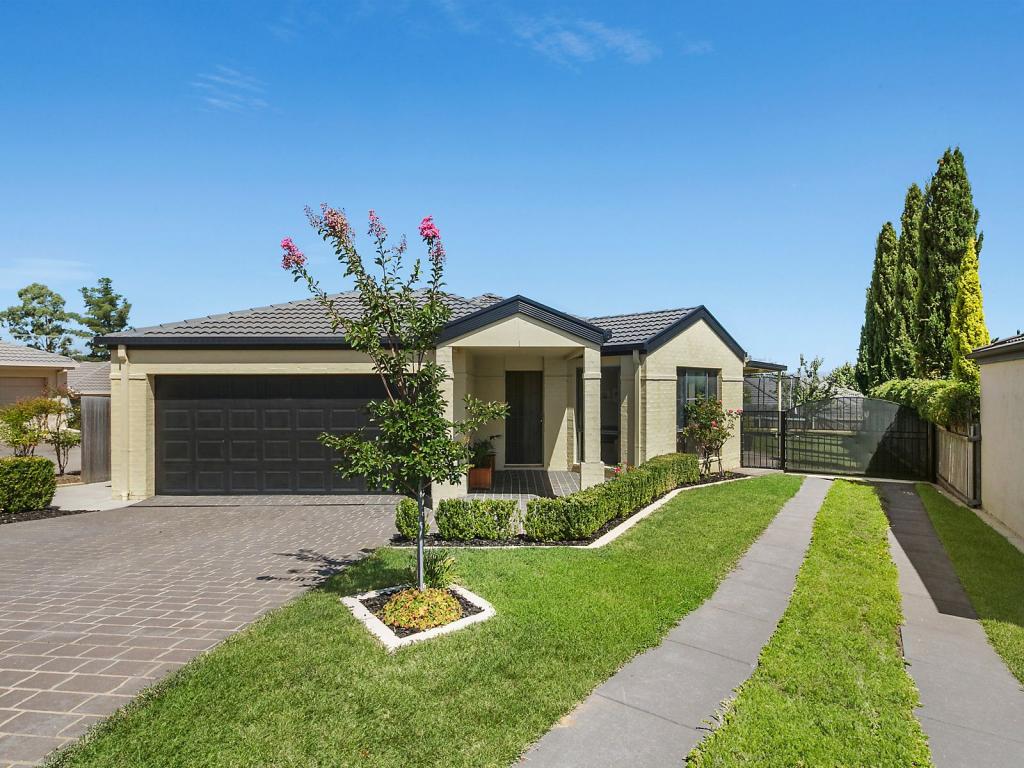 8 TOOROONGA CRES, JERRABOMBERRA, NSW 2619