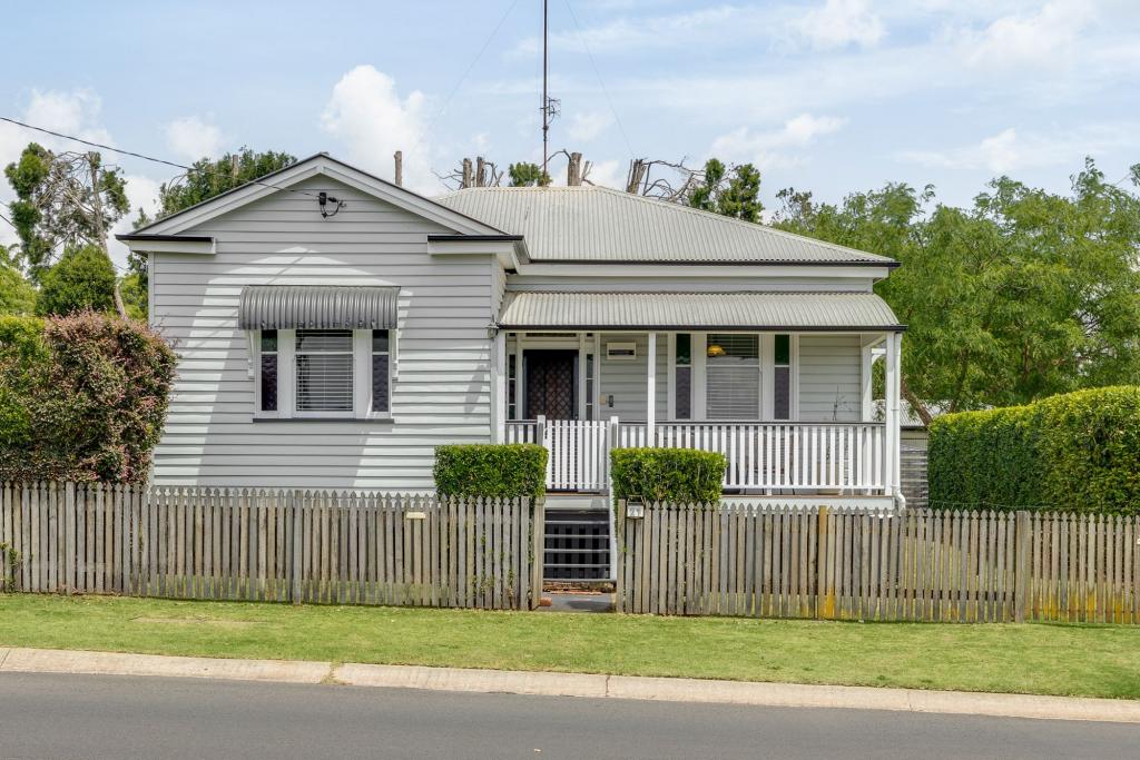 21 Burton St, Harristown, QLD 4350