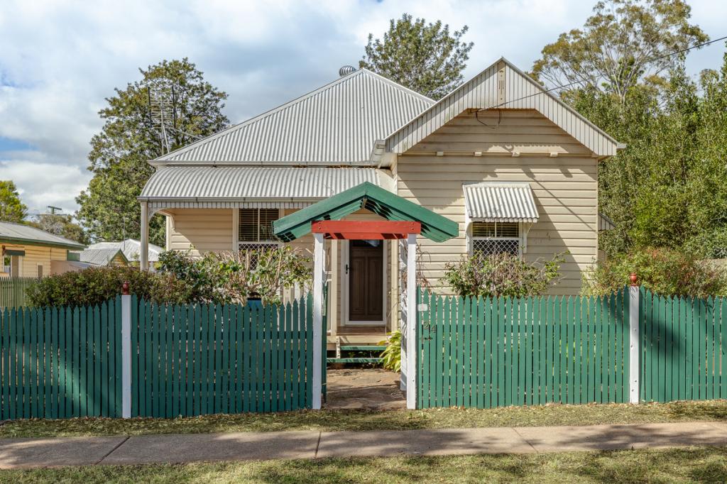 24 Gladstone St, Newtown, QLD 4350