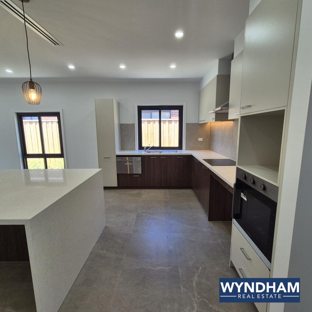 13 Earlville St, Manor Lakes, VIC 3024