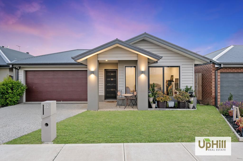 32 Hearthstone Cct, Clyde North, VIC 3978
