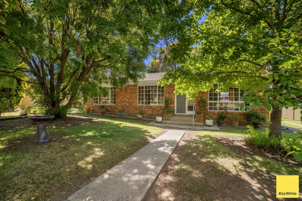 16 HOWARD PL, ARMIDALE, NSW 2350