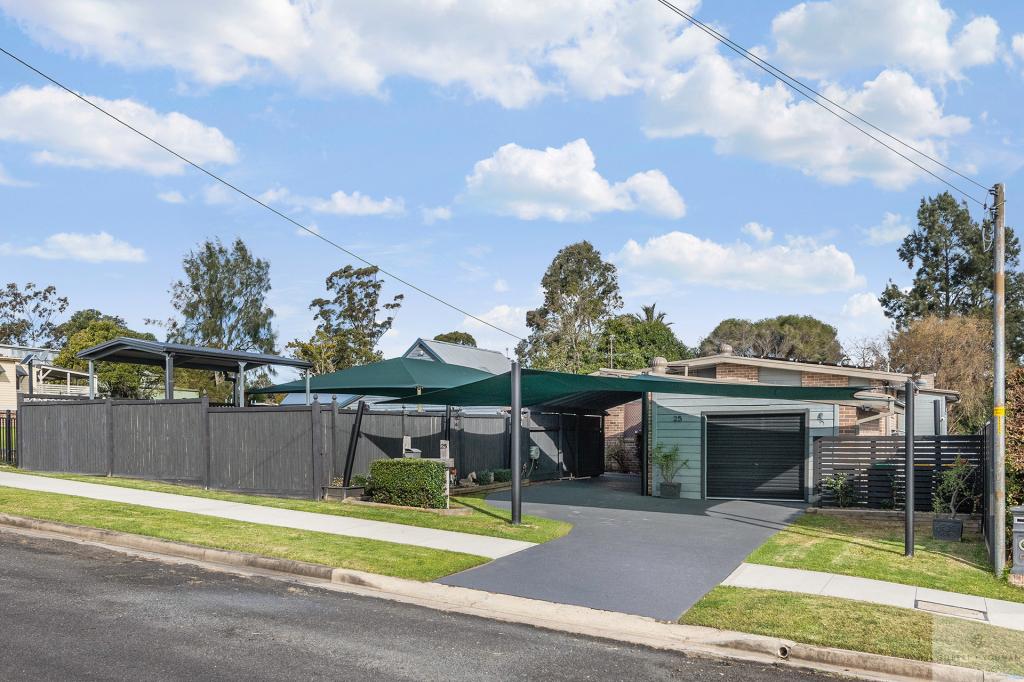 25 Russell St, The Oaks, NSW 2570