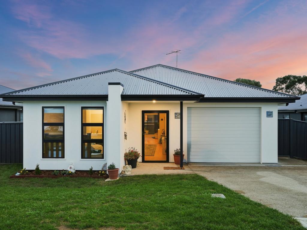 8 LYTHAM CRES, MIDWAY POINT, TAS 7171