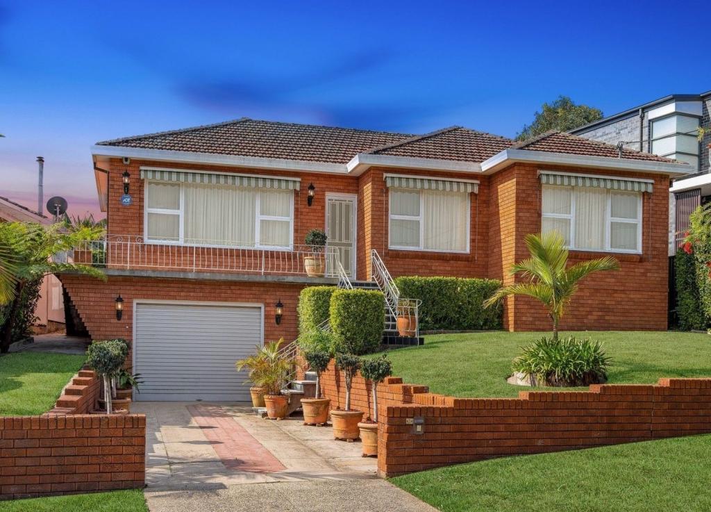 4 Suva Cres, Greenacre, NSW 2190