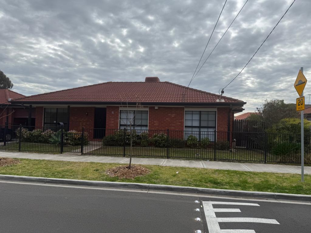 2/2 CARROLL ST, DEER PARK, VIC 3023