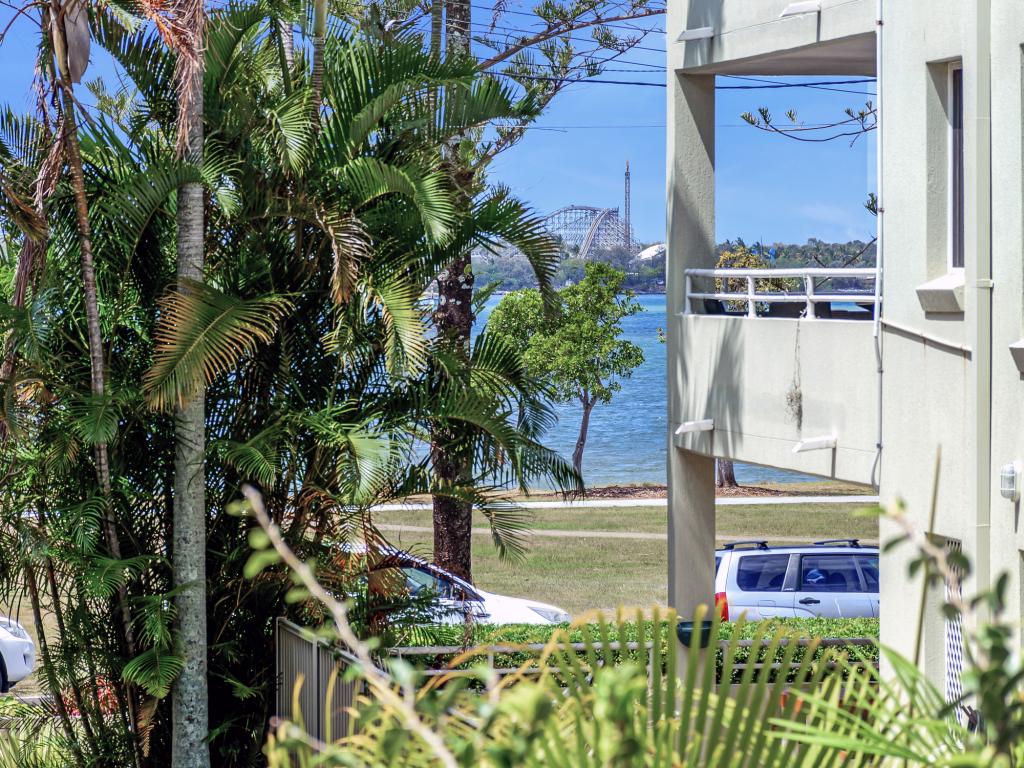 2/3 Robert St, Labrador, QLD 4215