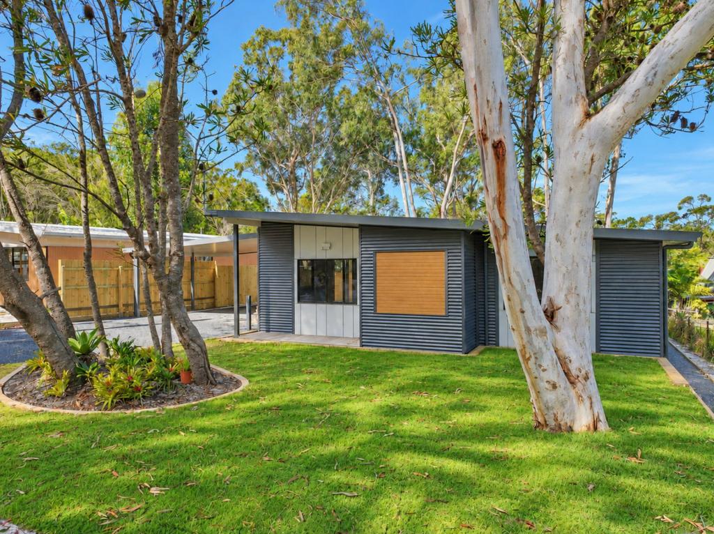 39 COWDEROY DR, RUSSELL ISLAND, QLD 4184