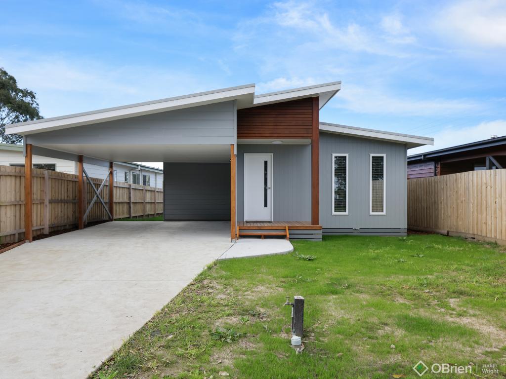 4 CHARLTON RISE, DALYSTON, VIC 3992