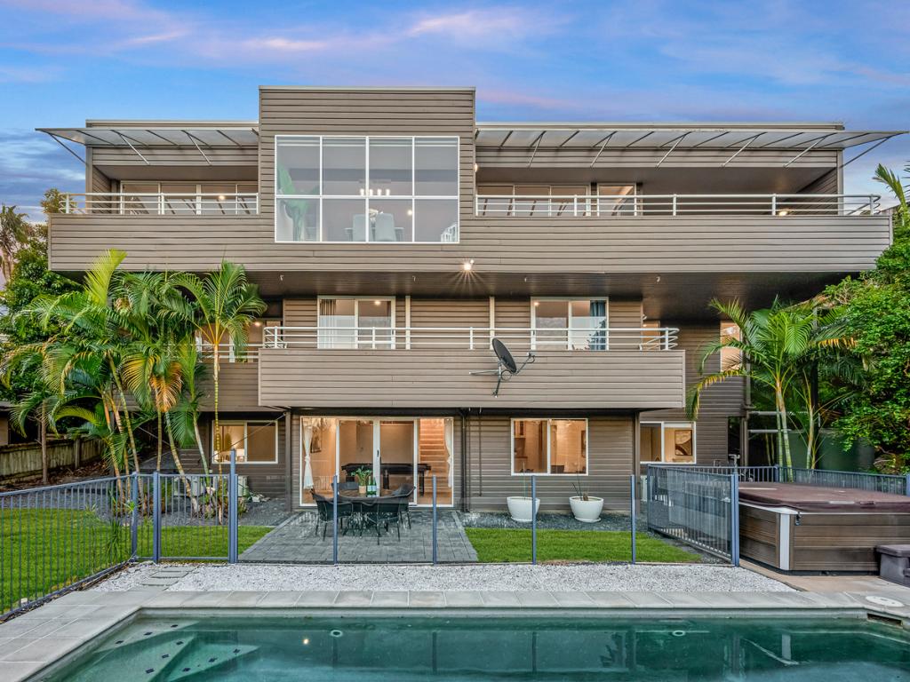 9 Hakea Cres, Chapel Hill, QLD 4069
