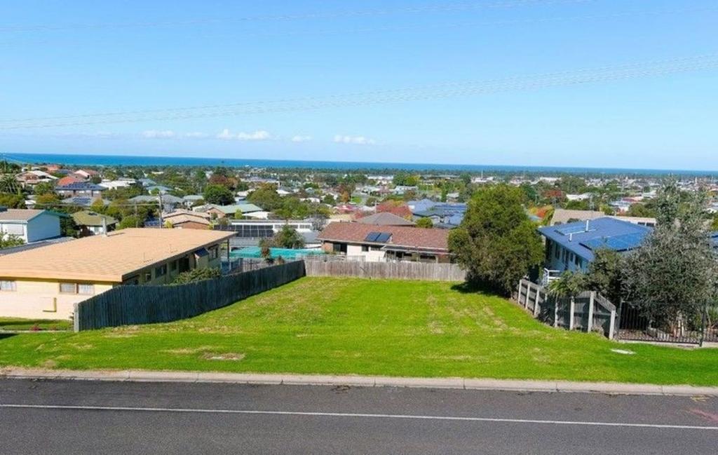 31 ONEILLS RD, LAKES ENTRANCE, VIC 3909