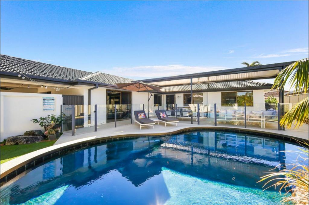 8 Tartan Ct, Mermaid Waters, QLD 4218