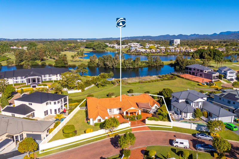 33 Meadowlake Dr, Carrara, QLD 4211