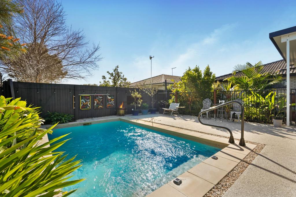 11 Grasstree Pl, Ningi, QLD 4511