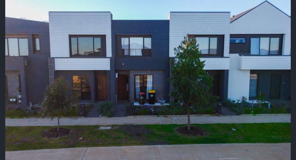9 WHITECROSS DR, THORNHILL PARK, VIC 3335