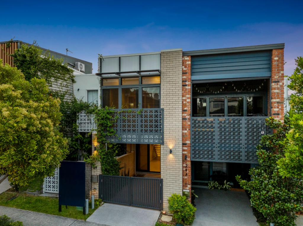 24 Lenneberg St, Southport, QLD 4215
