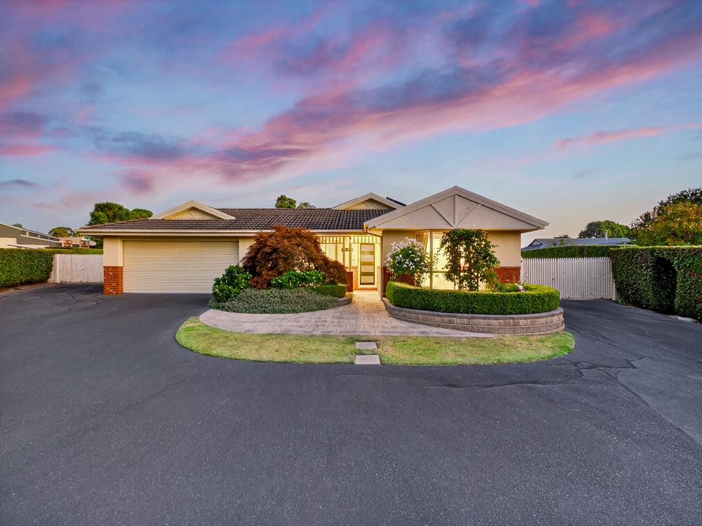 3 Pinehill Dr, Pakenham, VIC 3810