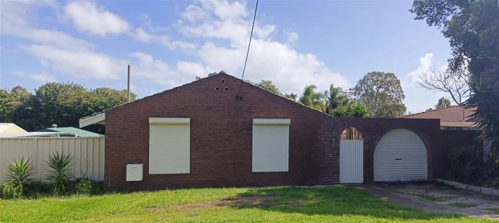 25 Tanson Rd, Parmelia, WA 6167