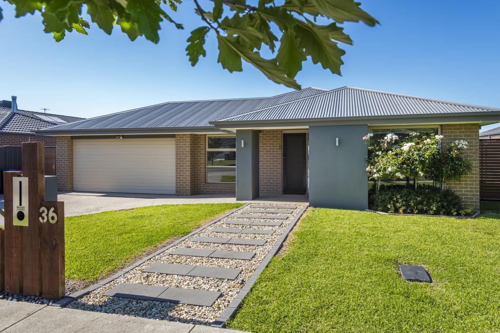 36 CASUARINA DR, ROMSEY, VIC 3434