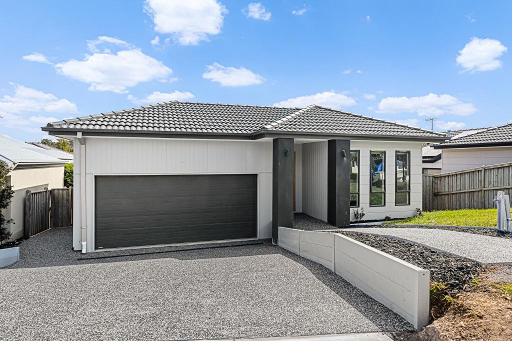 32 EASTBOURNE CRES, OFFICER, VIC 3809