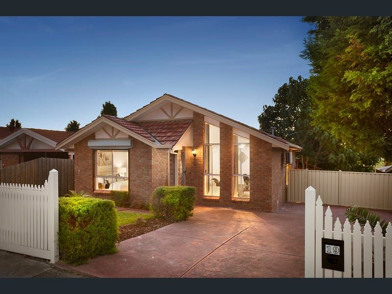 19 BOWMAN DR, MILL PARK, VIC 3082