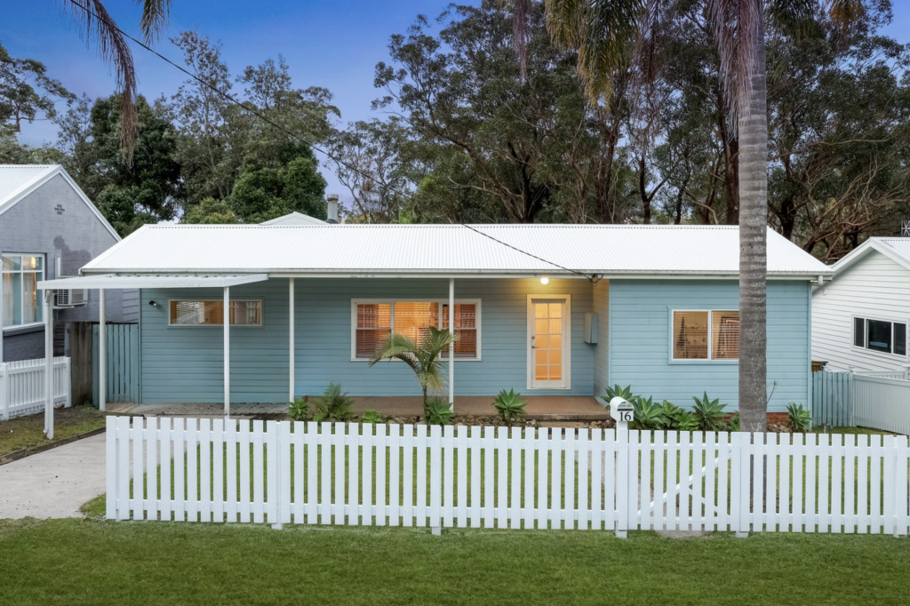 16 Patrick Cres, Saratoga, NSW 2251