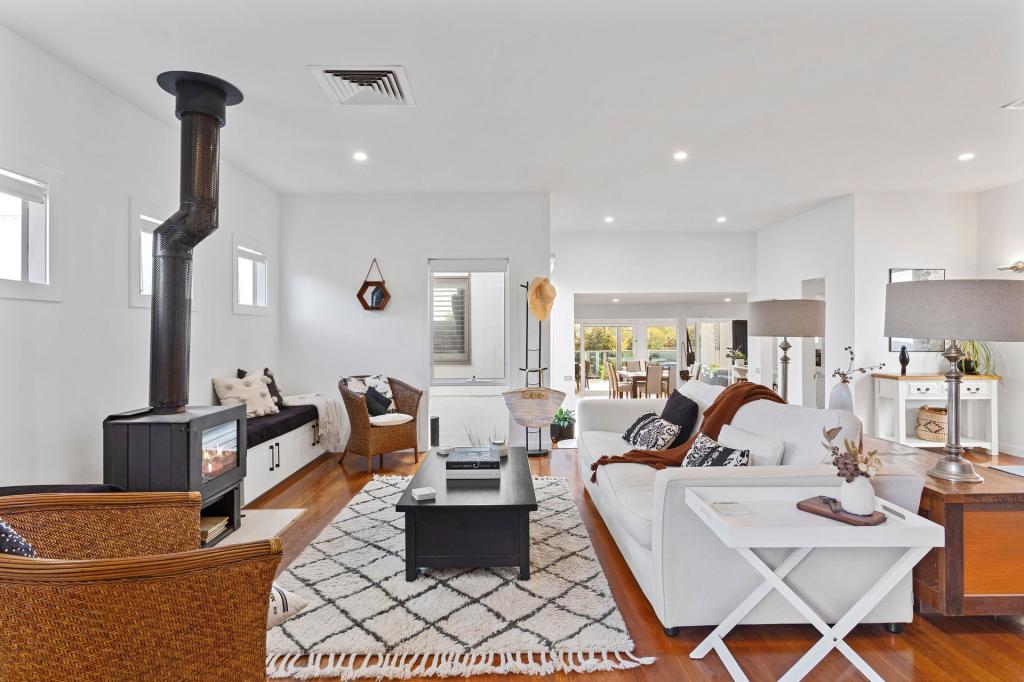 8 Barossa Ct, Mount Martha, VIC 3934