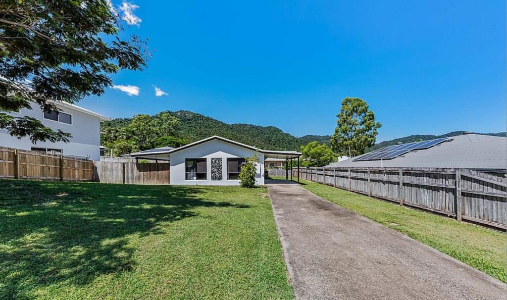 7 LINKS DR, CANNONVALE, QLD 4802