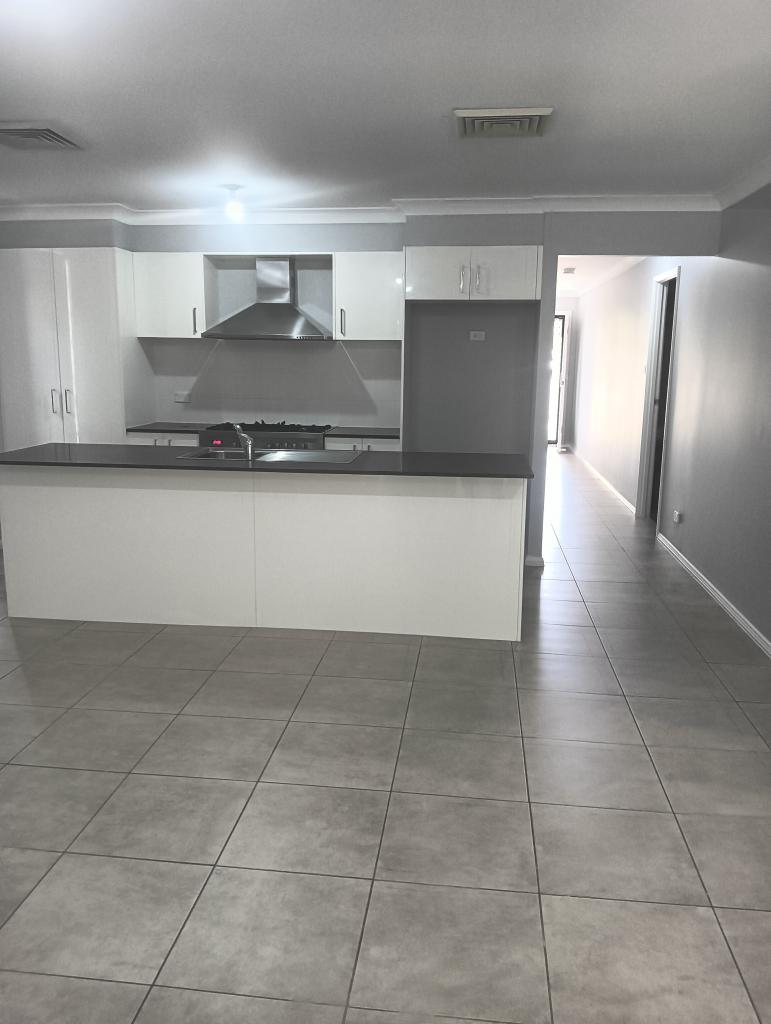 7 Holly Cres, Jordan Springs, NSW 2747