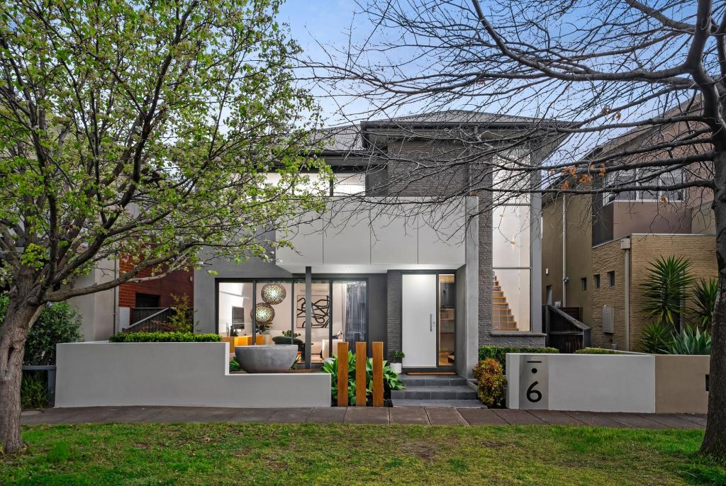 6 NEUMAYER PL, NEWPORT, VIC 3015