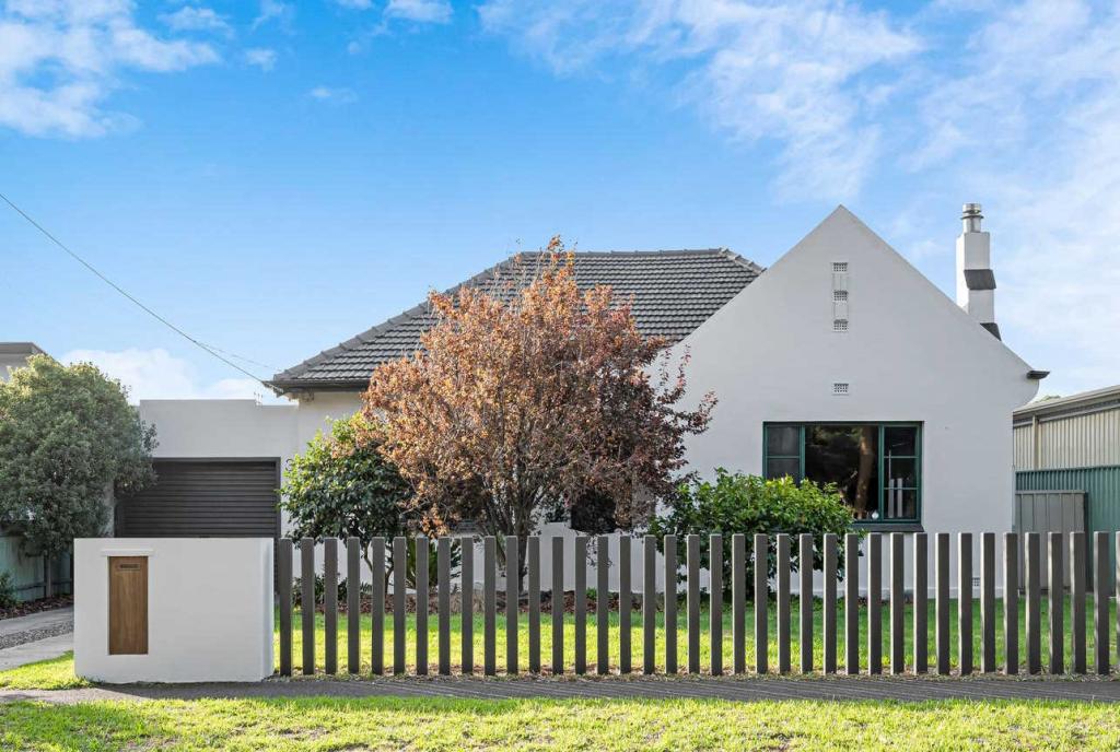 33 Lindsay St, Victor Harbor, SA 5211